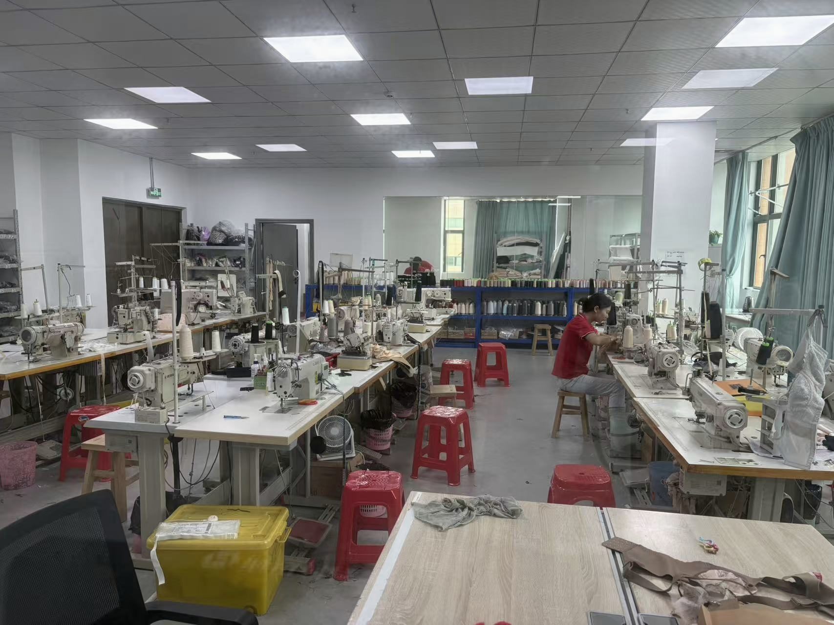 広州の縫製工場フロア