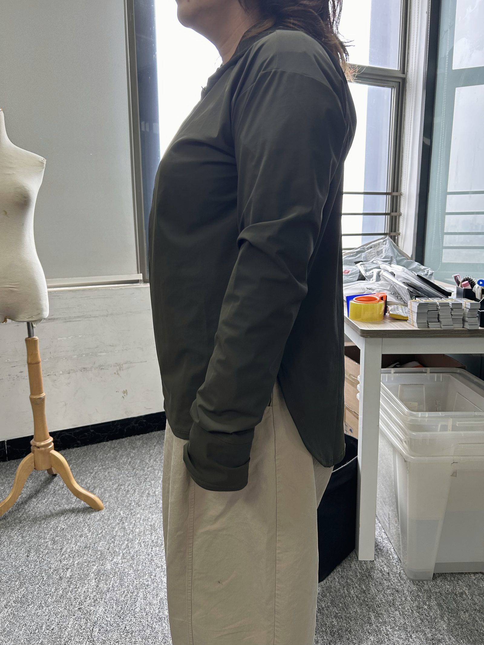実際に着用してシルエットを横から確認する様子